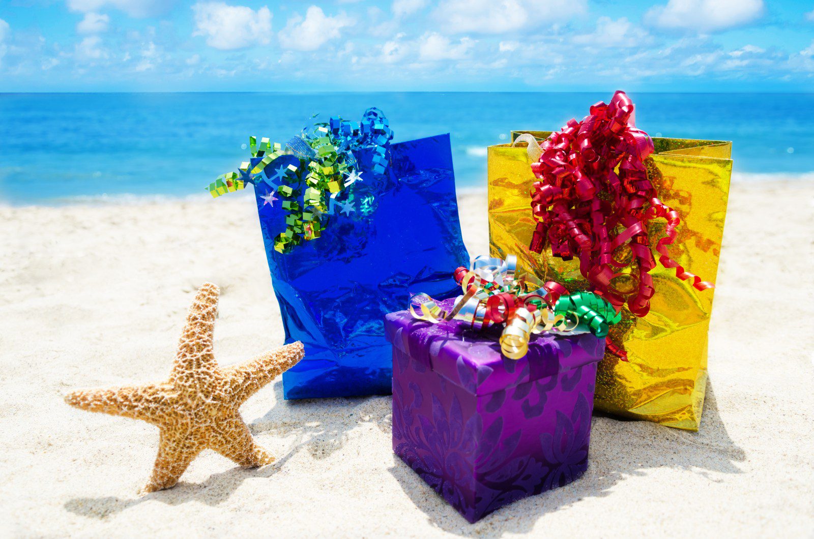 cadeaus op strand 1600x1060 1