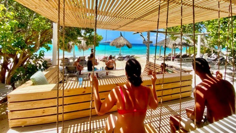 miss ann klein curacao beachhouse schommel 800x450 1