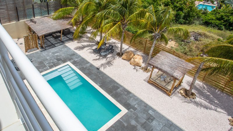 jan thiel appartement vista royal zicht op tuin met zwembad 800x450 1