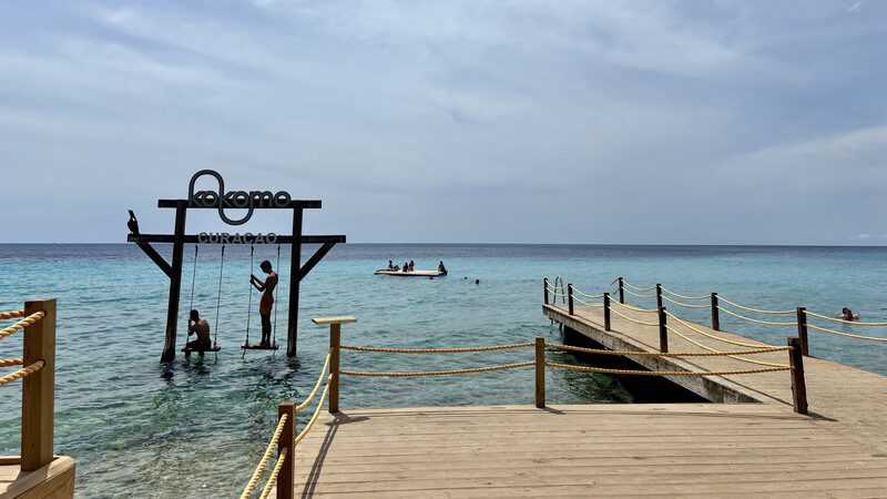 Kokomo Beach schommel in zee