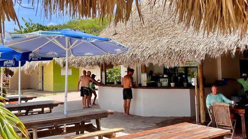 cas abou strand curacao beach bar met terras 800x450 1
