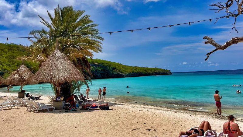 cas abou strand curacao schaduw palapas 800x450 1