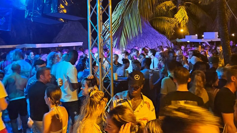 Happy Hour Zanzibar Jan Thiel - Curacao bar hopping tour