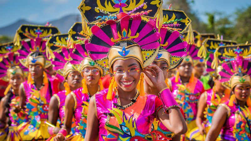 Desfile de adolescentes no Carnaval de Curaçao