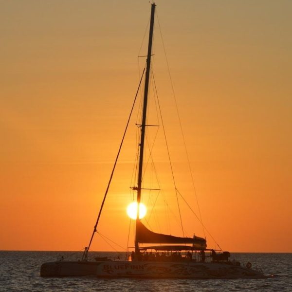 catamarán 2 en 1 curacao puesta de sol blanco y negro