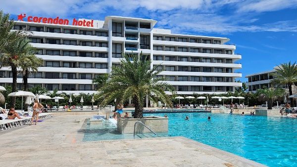 Corendon Curacao Mangrove Beach Resort zwembad