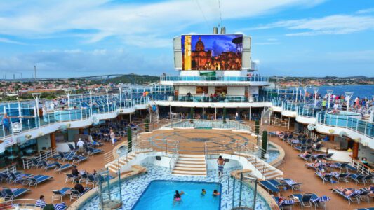 cruiseschip bij Willemstad Curacao