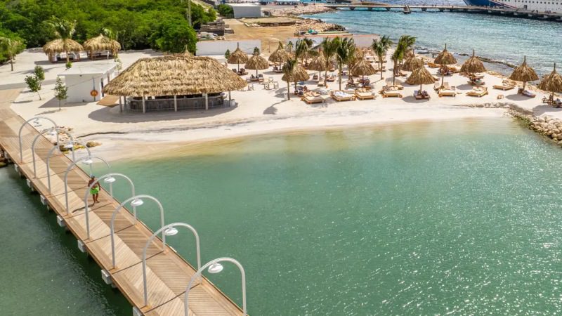 the rif by mangrove prive strand met loopbrug 800x450 1