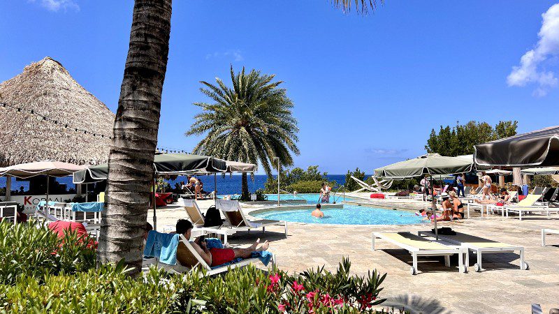 Beaches: Karakter 6 Karakter Koraal Coral Estate Curacao zwembad 800x450 1