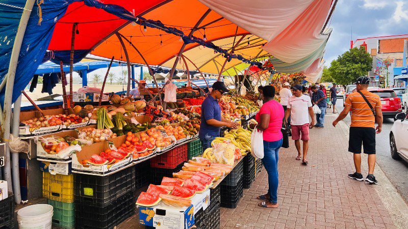 Hotspots in Willemstad 5 Drijvende markt curacao fruit groente floating market