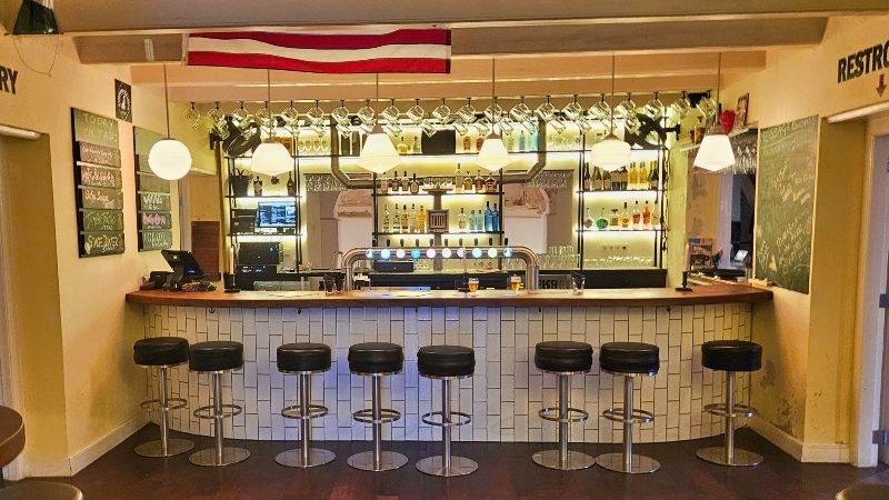 bar swinging old lady tapbier curacao 800x450 1