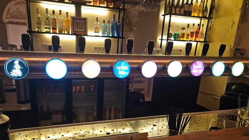 biertap swinging old lady brouwerij curacao 800x450 1