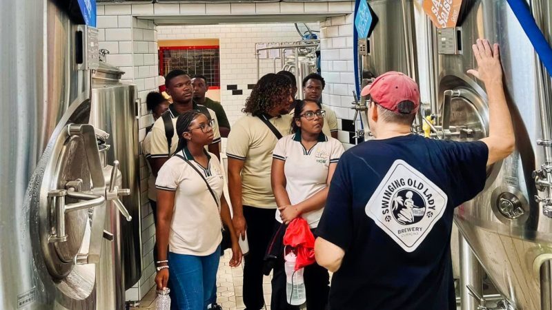 rondleiding brouwerij curacao swinging old lady 800x450 1