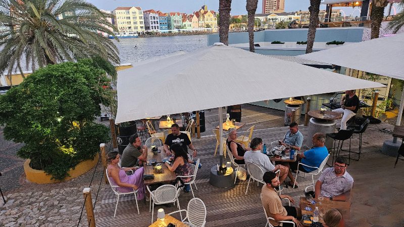 swinging old lady bier curacao terras 800x450 1