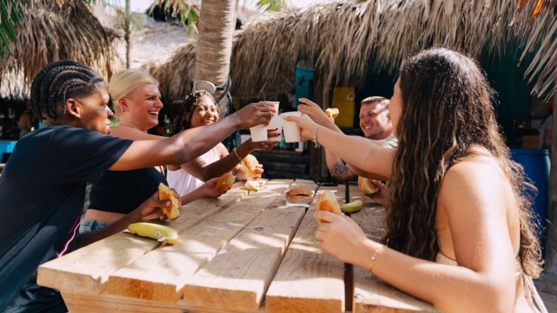 beach house klein curacao drankje picknicktafel 800x450 1