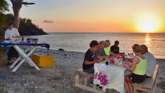 Excursie 4 bbb tour bbq strand ondergaande zon curacao