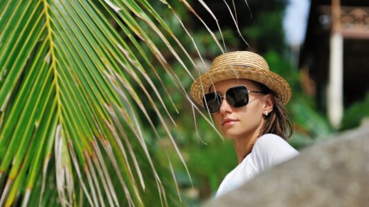 vrouw met zonnebril op Curaçao - Hans Anders