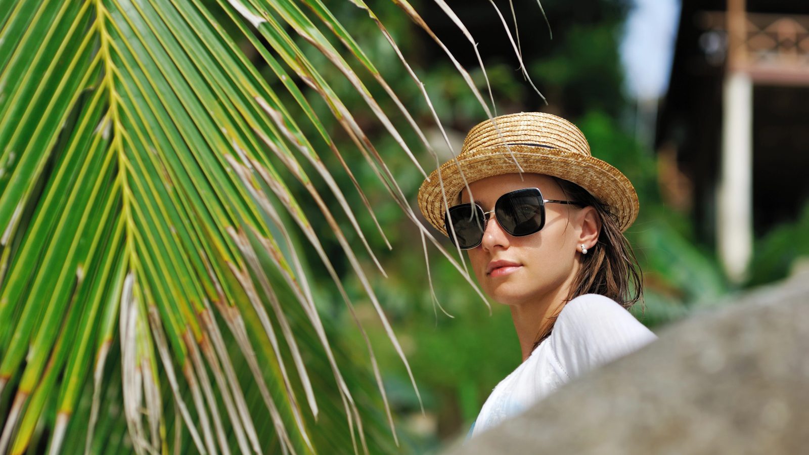 vrouw met zonnebril op Curaçao - Hans Anders