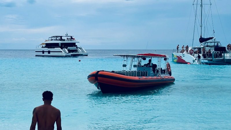 Powerboat bij klein curacao 800x450 1