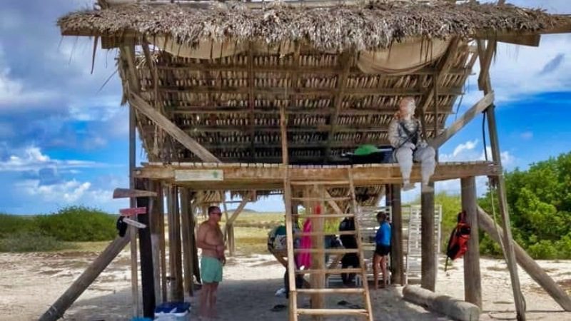 powerboat Klein Curacao beach hut 800x450 1