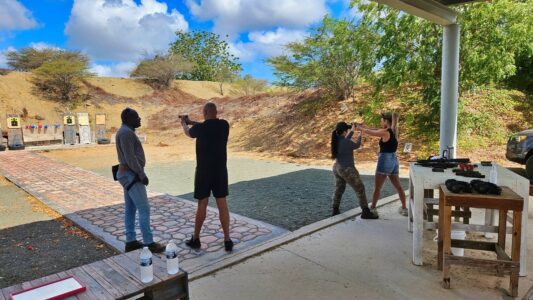 Excursie 3 Schietbaan Curacao introductie shooting range