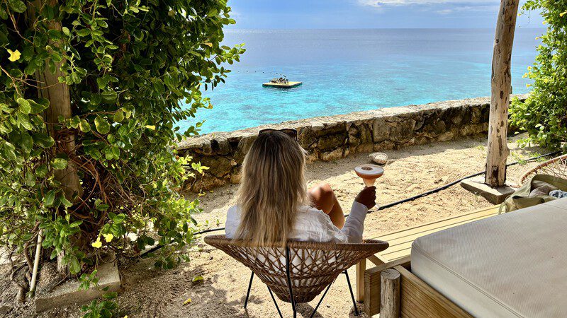Stranden met een dagpas op Curaçao: ontspannen met extra’s 5 Beachbed dame met cocktail