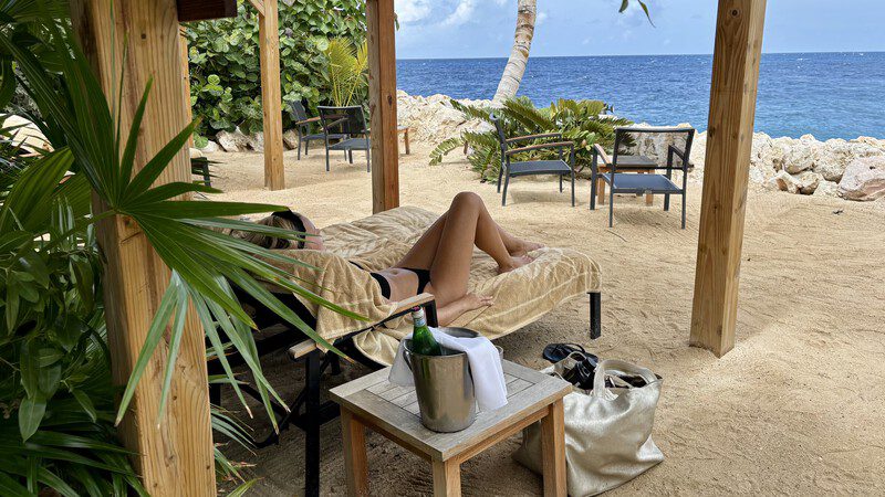 Stranden met een dagpas op Curaçao: ontspannen met extra’s 7 Dame op loungebed Bida Beach