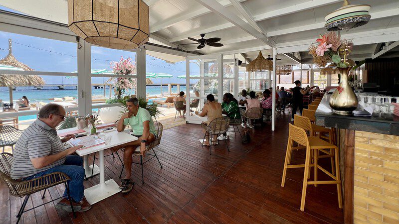 Stranden met een dagpas op Curaçao: ontspannen met extra’s 12 Restaurant Mondi Beach Club