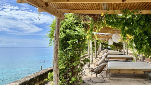 Curacao met tieners: tips voor een onvergetelijke familievakantie 8 Dagpas, Beachbed, Playa Beach Club