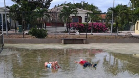 Regenseizoen op Curacao 3 regenseizoen curacao spelen in warm water