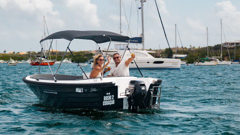 sloep huren curacao schaduwdak 800x450 1