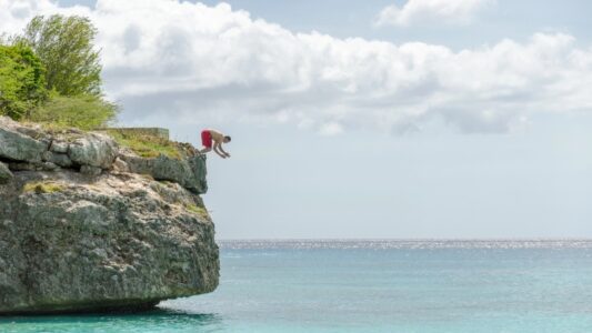 Springen bij Playa Forti: mooi om te zien, niet zonder risico 6 Grote Knip rots springen Curacao