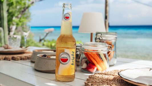 Curaçao: lokale snacks en drankjes die je niet mag missen 9 Lokale snack, Amstel Bright