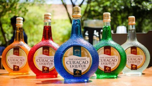 Curaçao: lokale snacks en drankjes die je niet mag missen 8 Blue Curacao