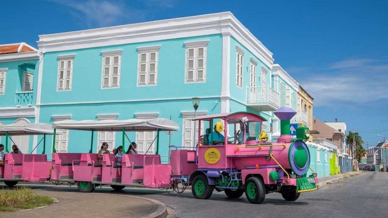 trolley trein door scharloo centrum Curacao 800x450 1