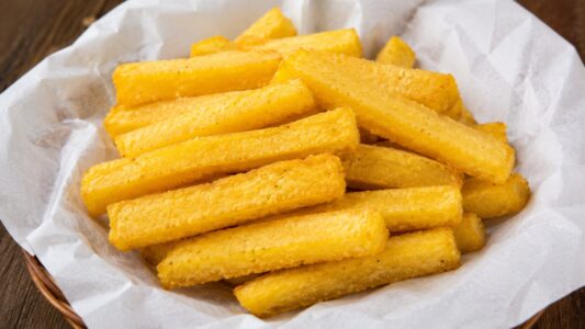 Curaçao: lokale snacks en drankjes die je niet mag missen 5 Funchi friet,
Lokale snack,
Curacao