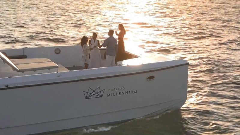 Luxe privé catamaran Curaçao | high-end 11 private catamaran high end sunset 800x450 1