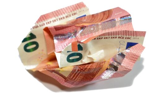 Betalen met Euro op Curaçao, kan dat? 4 euro biljet verfrommeld 800x450 1