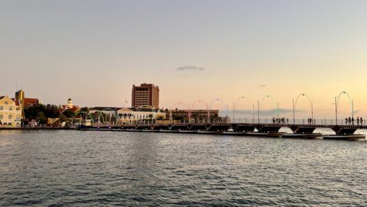 Pontjesbrug (Koningin Emmabrug) op Curaçao 10 Pontjesbrug, punda, curacao