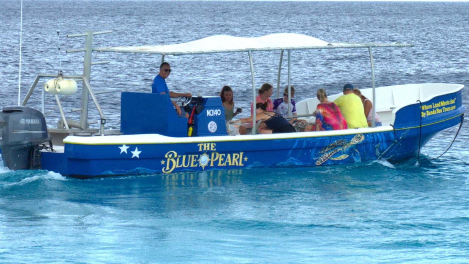 De smalle ingang van de Blauwe Kamer aan de westkust van Curaçao