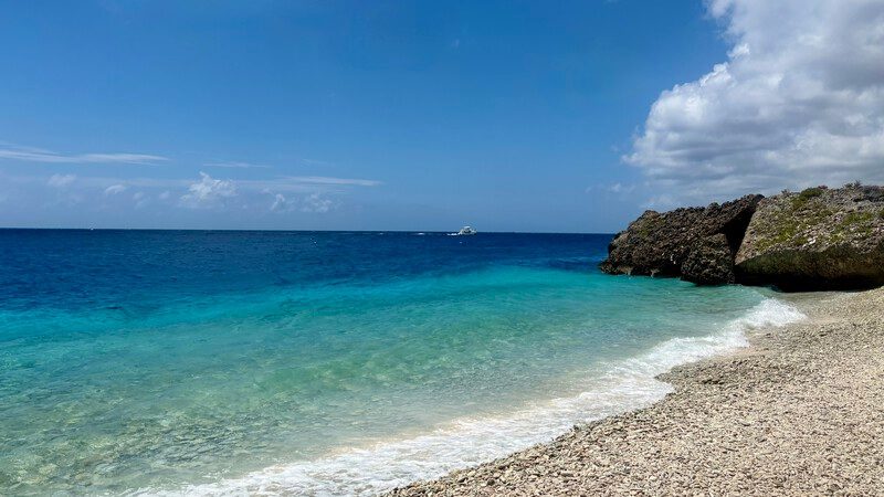 Met de jeep naar de oostkant van Curaçao: van botanische tuin tot off-road avontuur 10 Directeursbaai op Curaçao, laatste stop van de jeeptour om te zwemmen en snorkelen