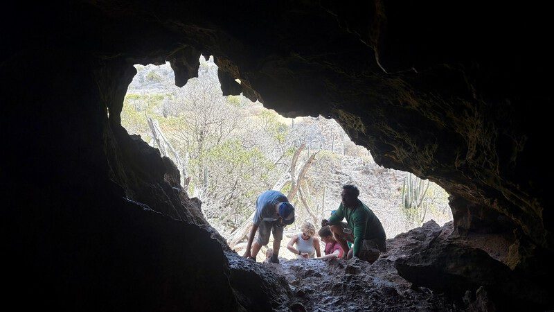 Met de jeep naar de oostkant van Curaçao: van botanische tuin tot off-road avontuur 8 De grot tijdens de jeeptour naar de oostkant van Curaçao