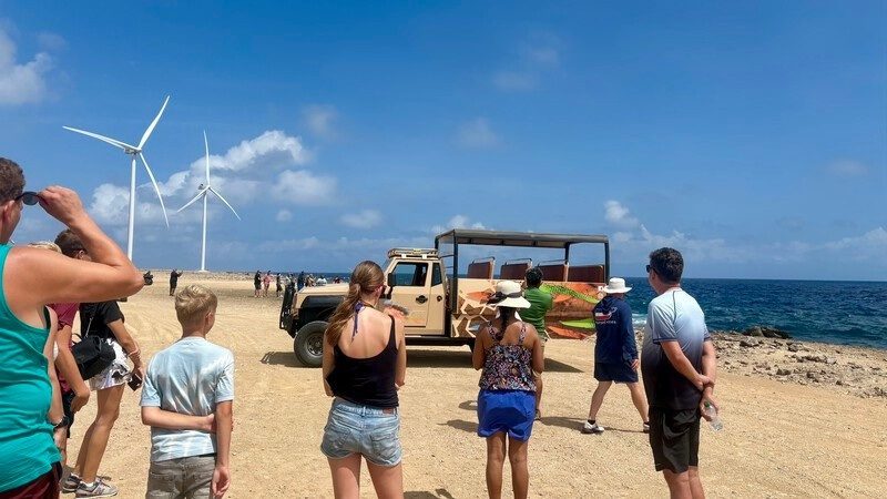 Met de jeep naar de oostkant van Curaçao: van botanische tuin tot off-road avontuur 6 Open jeep bij de windmolens van Koraal Tabak op Curaçao