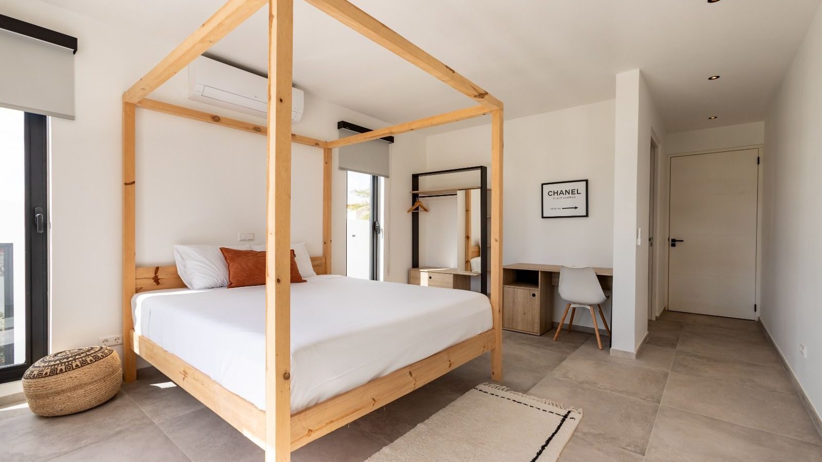 LXRY Villas Curaçao 6 Bedroom with a double bed in an LXRY Villa