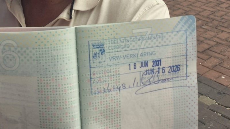Verklaring van Rechtswege (VRW) Curaçao 4 Paspoort met de stempel van de Verklaring van Rechtswege (VRW) van Curaçao