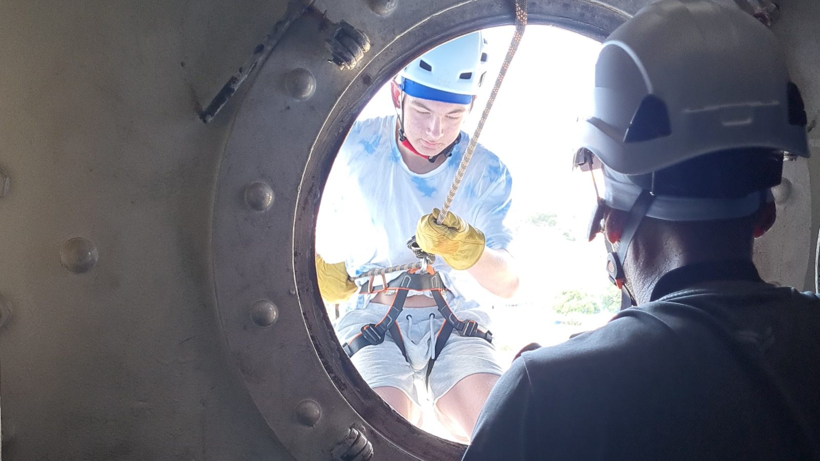Abseilen op Curaçao: vanuit de Julianabrug 7 Start van het abseilen vanuit de stalen constructie van de Julianabrug