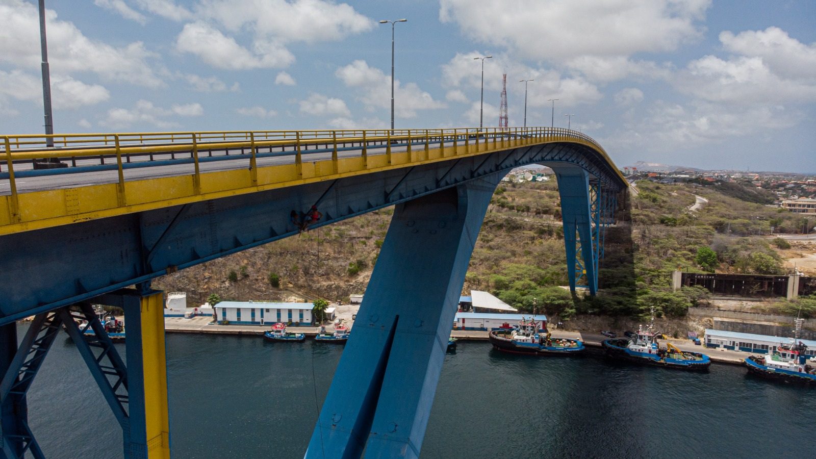 Abseilen op Curaçao: vanuit de Julianabrug 6 Abseilen langs het touw onder de Julianabrug in Willemstad
