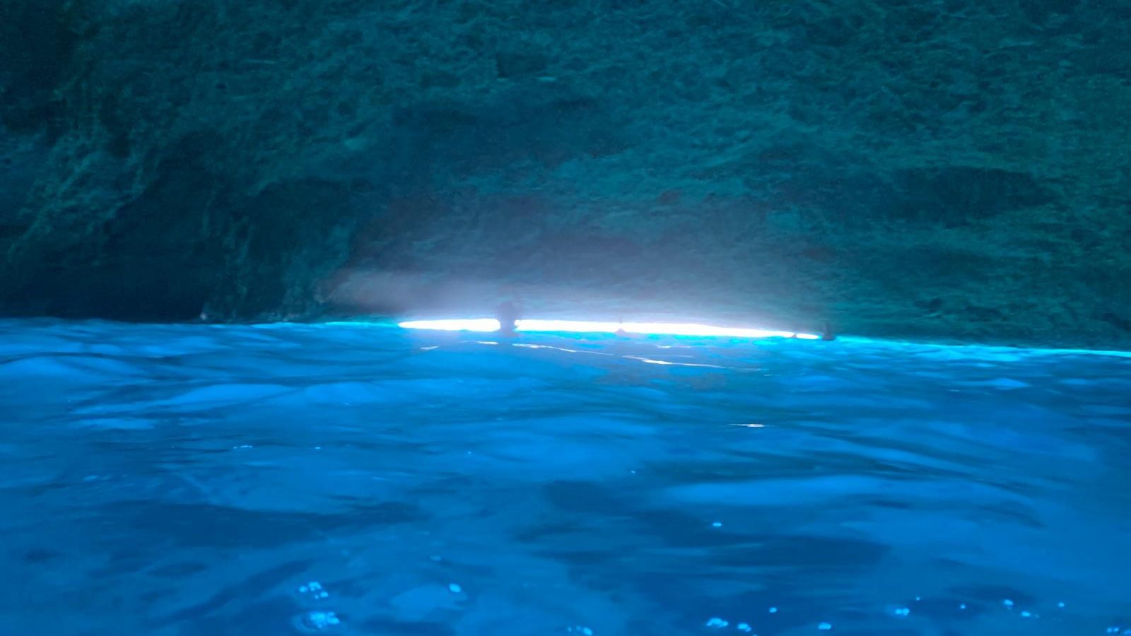 De smalle ingang van de Blauwe Kamer aan de westkust van Curaçao