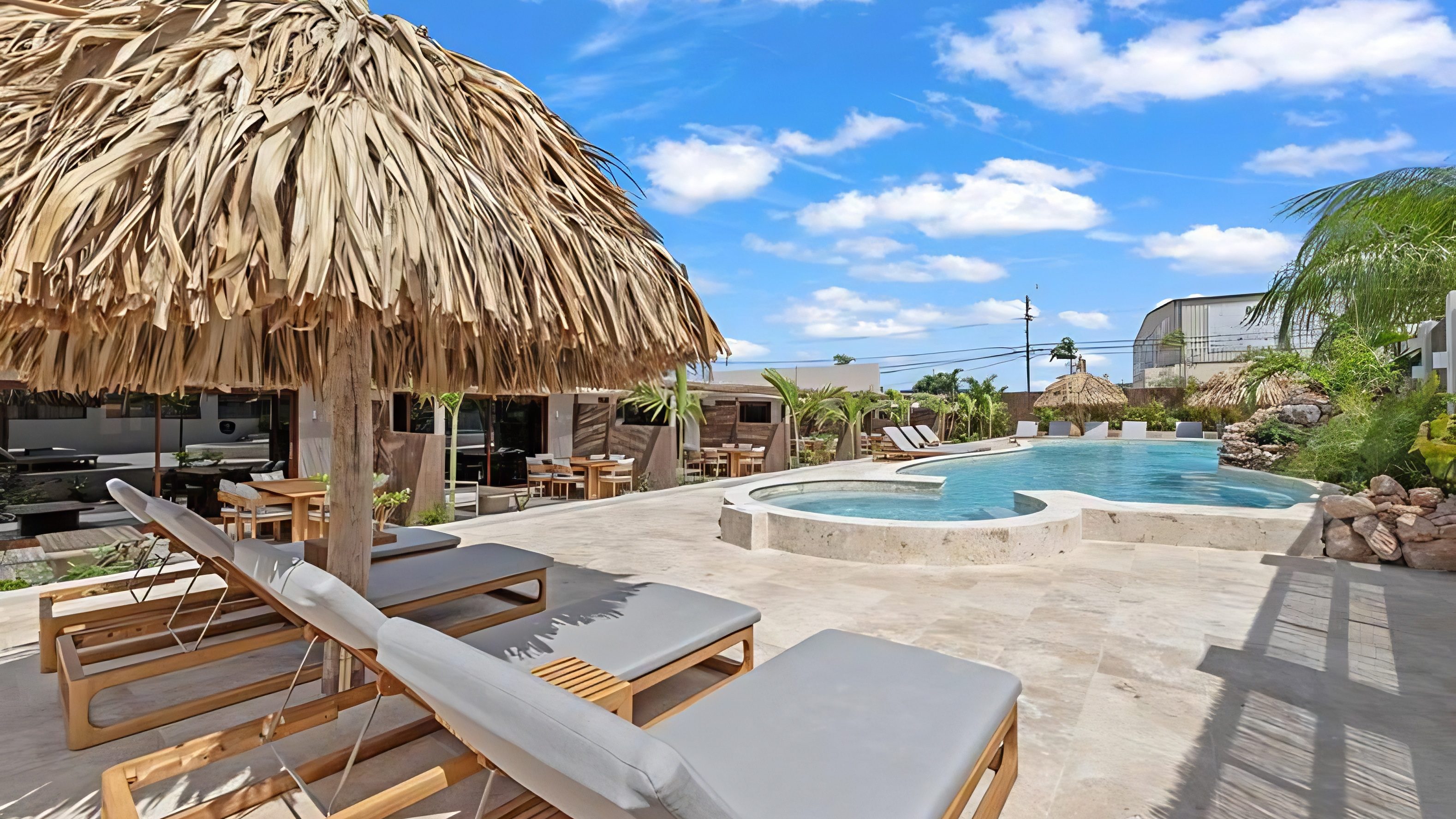 Zwembad en tuin bij NÔA Curaçao